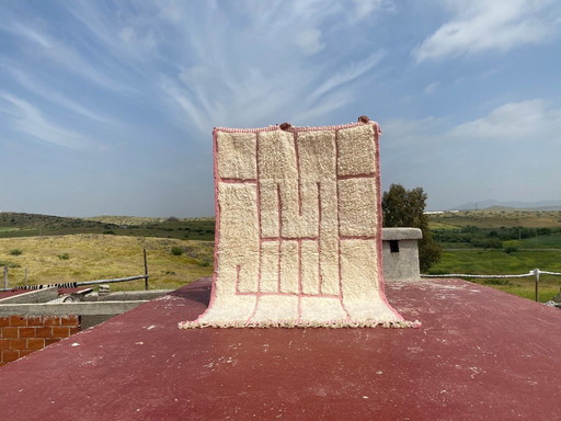 Beni Ourain tapijt 246x160 cm – Crème & roze geometrisch Marokkaans wollen tapijt – Handgemaakt Berber tapijt