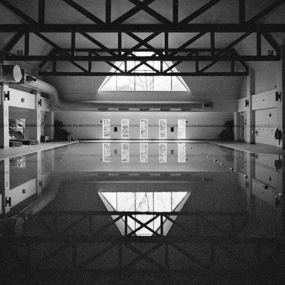 Image 1 of Pannello fotografico in bianco e nero composto da 24 pezzi raffigurante l'architettura di una piscina.