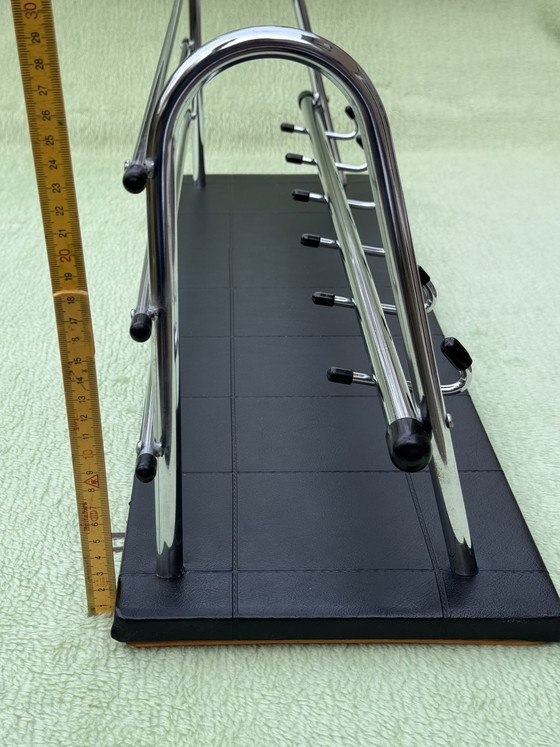 Image 1 of Seltene, ikonische Wandgarderobe aus den Sechzigerjahren | Verchromtes Rohrgestell | Sammlerwert & Museumszustand