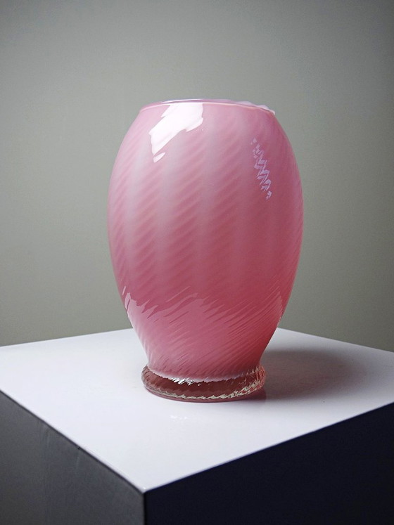 Image 1 of Petit vase soufflé en opaline rose torsadée Vénitien Murano/Empoli vintage