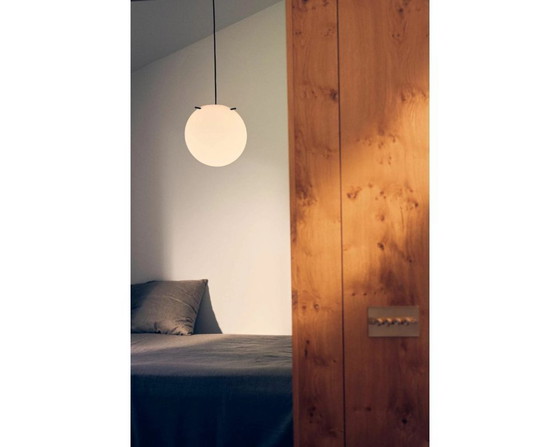 Image 1 of Lampada a sospensione Frandsen Koi Ø25 – Bianco opale / Nero