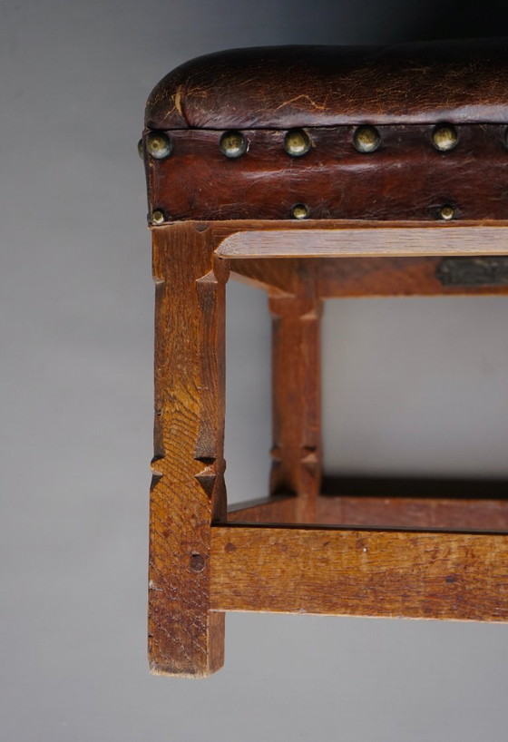 Image 1 of Kleine leren kruk van Gordon Russell voor Russell & Sons. 1920s