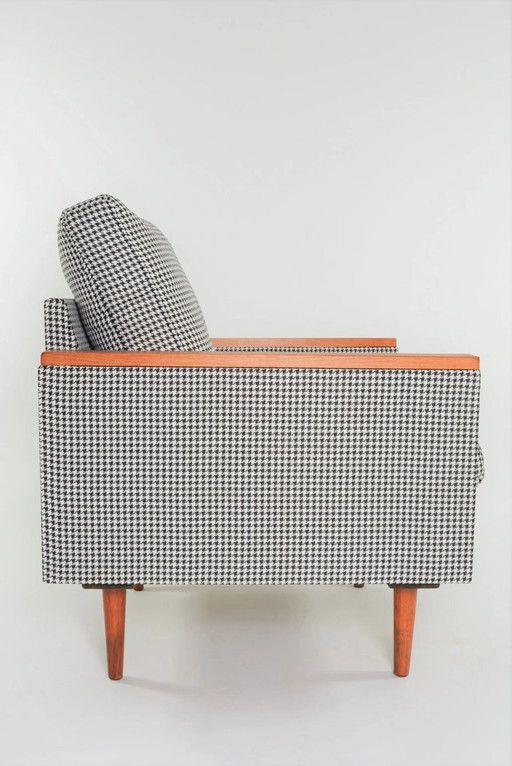 Zwart-witte fauteuil met pied-de-poulepatroon