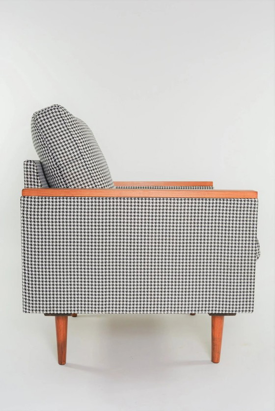 Image 1 of Zwart-witte fauteuil met pied-de-poulepatroon