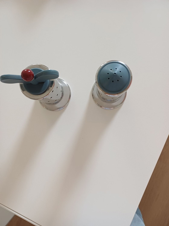 Salière et poivrière Alessi (design Michael Graves), Accessoires de cuisine, polished steel, Bleu (photo 2 sur 6)