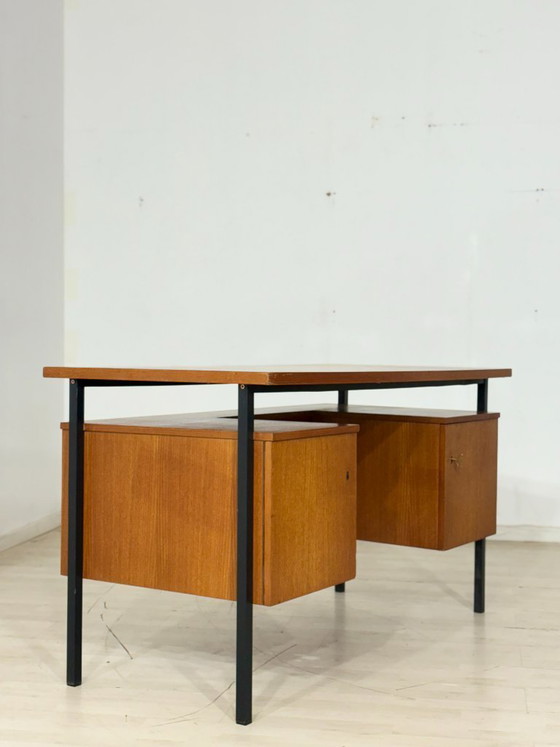 Image 1 of Mid-Century Danish Teak-Schreibtisch mit Metallgestell / Bürotisch / 60er Jahre
