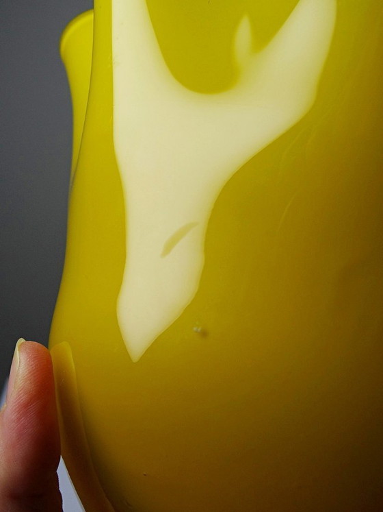 Image 1 of Vase Fazzoletto en verre soufflé italien, opaline doublée jaune, Murano 1960-70
