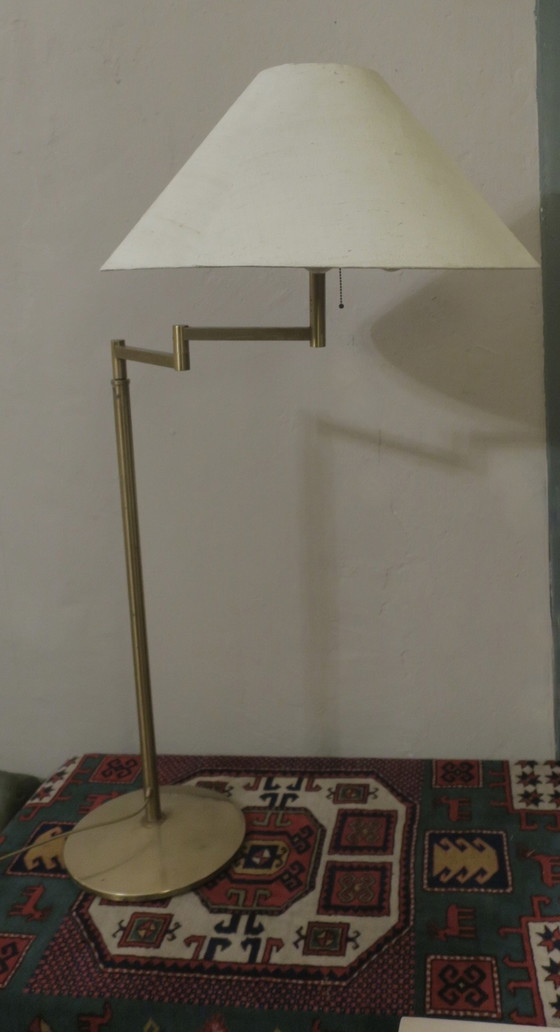 Image 1 of Lampadaire en laiton à bras oscillant multiréglable Walter von Nessen, États-Unis, années 1960