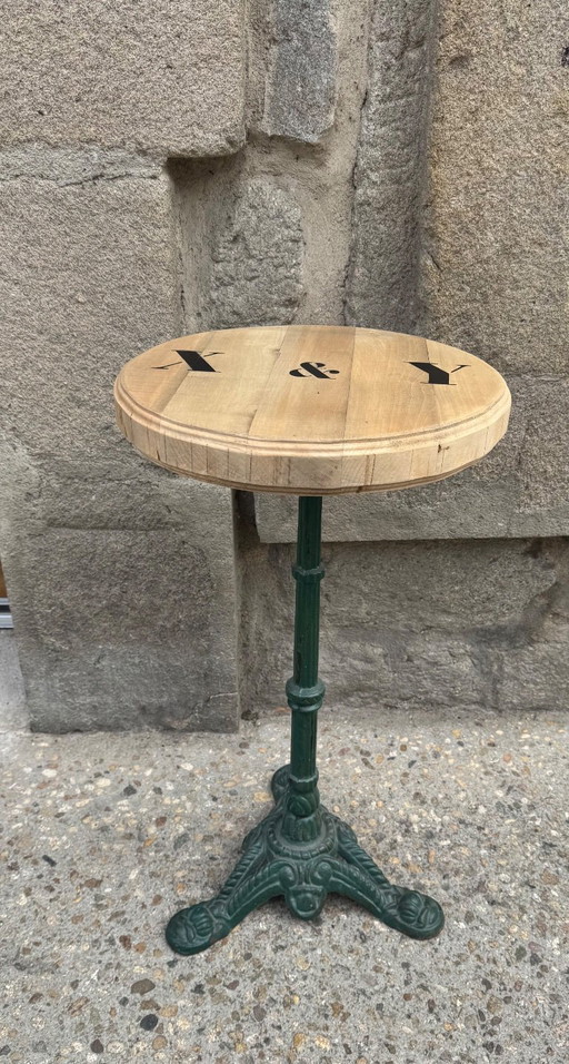 Pedestal table