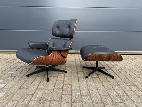 Image 1 of Poltrona lounge Vitra Eames XL + poggiapiedi, in pregiata pelle nera e palissandro Santos. NUOVA!!