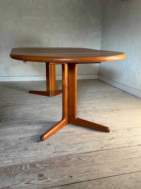 Image 1 of Vintage round Scandinavian teak table with a central star base, extendable.