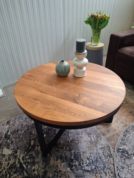 Image 1 of Nueva y robusta mesa de centro de roble macizo y base de metal.