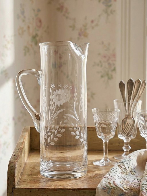 Jarra antigua de cristal soplado con decoración floral grabada, Europa, 1920-1930.