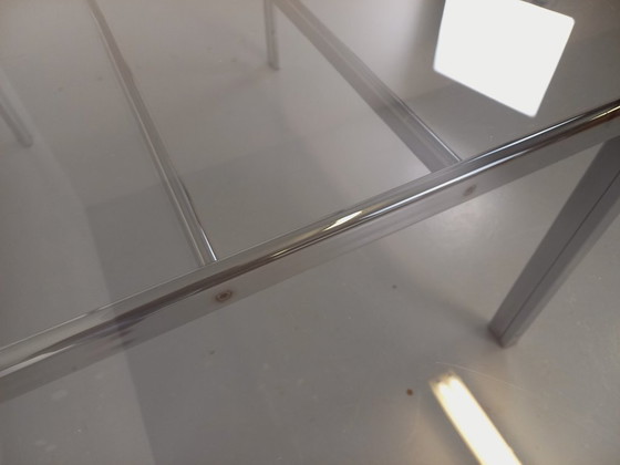 Image 1 of Vintage ovale eettafel van rookglas en verchroomd metaal, in Space Age-stijl uit de jaren 70.