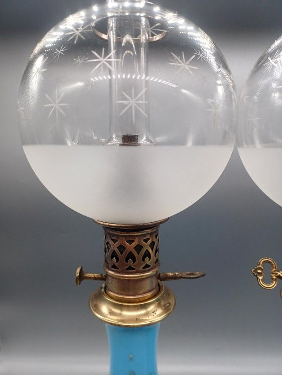 Image 1 of Par antiguo de lámparas de aceite de ópalo azul Napoleón III