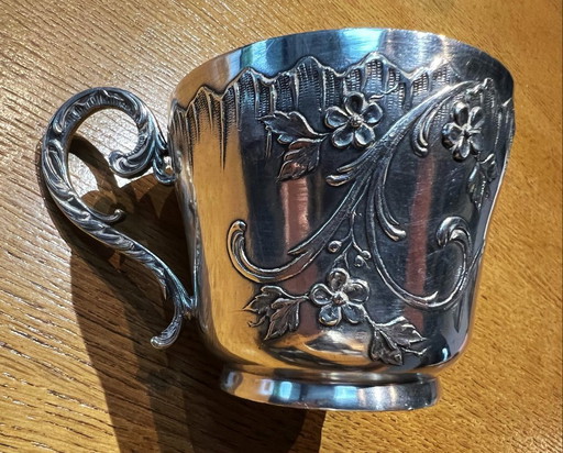 Grote verzilverde metalen Gallia-mok met keurmerken van een haan en een geitenkop, genummerd.