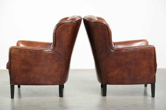 2 fauteuils en peau de mouton au design unique, avec passepoil noir et couleurs profondes. – Leather (photo 4 of 20)