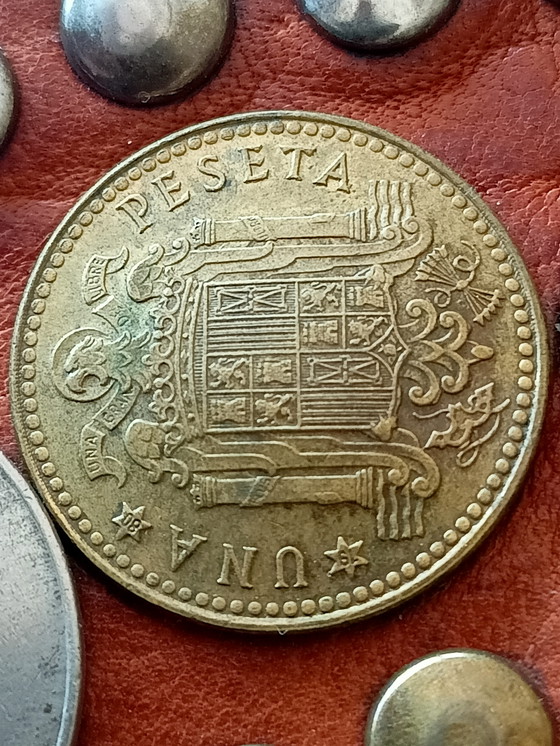 Image 1 of Borsa a tracolla in pelle vintage decorata con vecchie monete