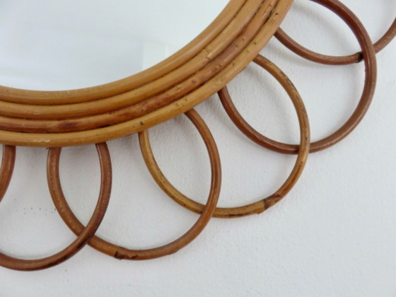 Image 1 of Autentico specchio "a fiore" in rattan e bambù risalente agli anni '60 e '70.