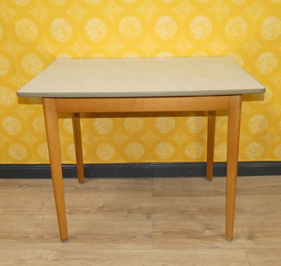 Image 1 of Petite table de cuisine robuste des années 50 en bois Resopal 58,5x90,5 H74 table de cuisine vintage rétro table de travail