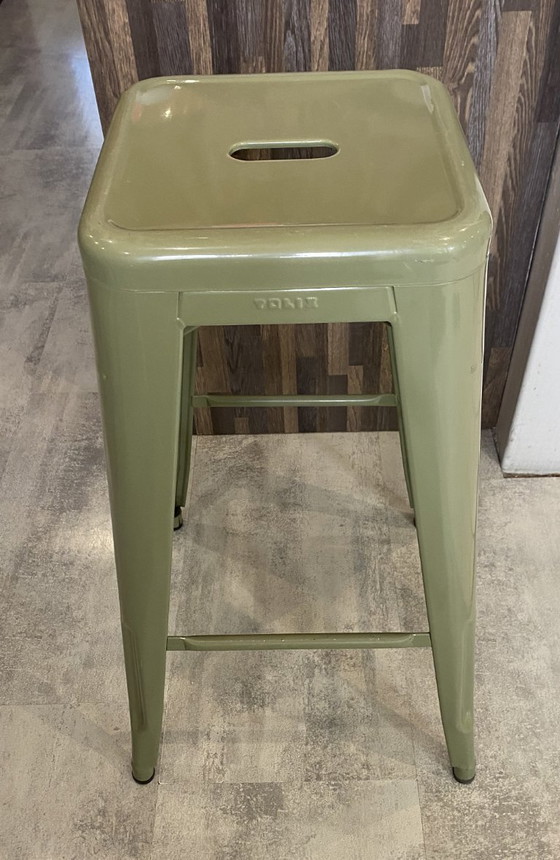 Image 1 of Taburete alto industrial Tolix H75 apilable, color verde oliva.