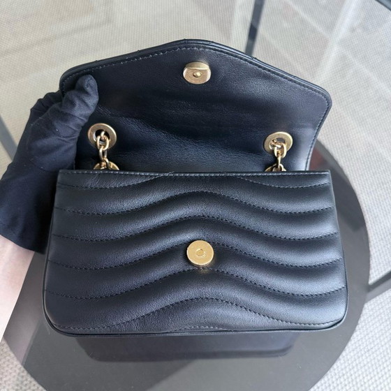 Image 1 of LOUIS VUITTON NEW WAVE CHAIN ​​TAS - ZWART GEWATTEERD KALFSLEER MET VEROUDERDE GOUDEN BESLAG