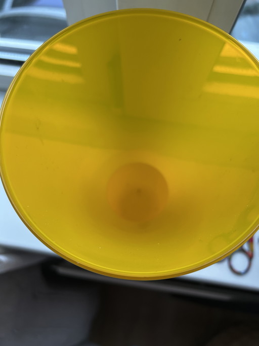 Vase jaune en forme de trou de serrure fabriqué par Royal Leerdam