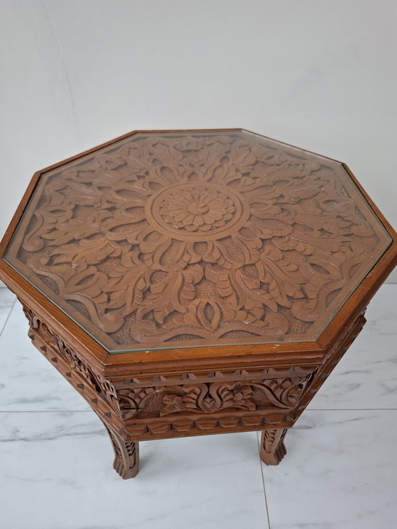 Image 1 of Mesa auxiliar con refinado tallado de madera.