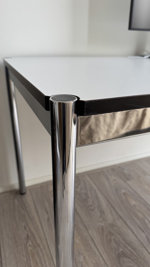 Bureau USM Haller d'origine avec piètement chromé et plateau blanc