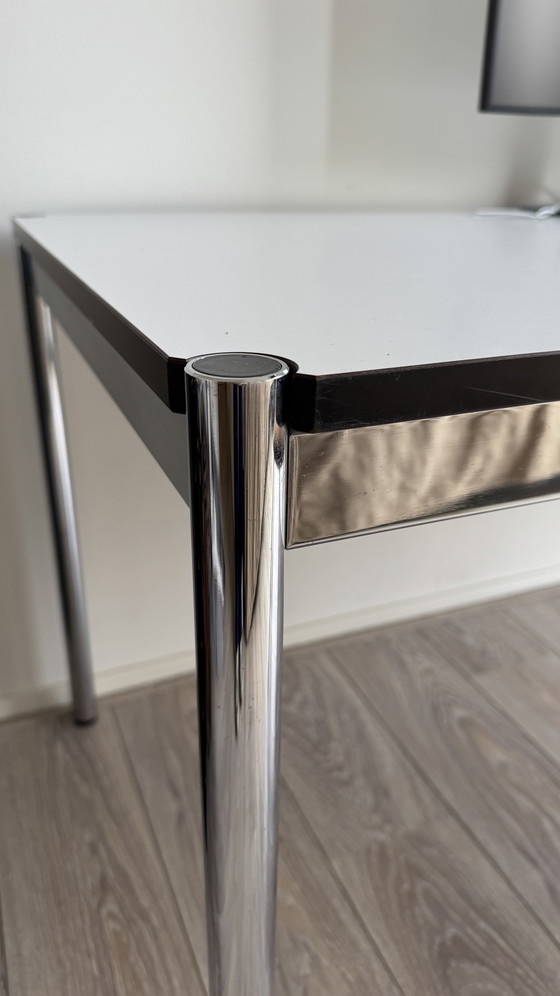 Image 1 of Bureau USM Haller d'origine avec piètement chromé et plateau blanc