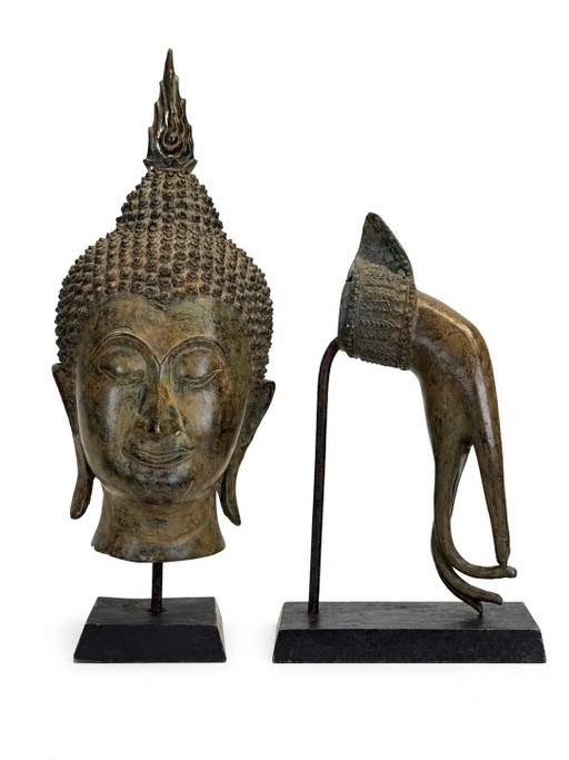 Buda tailandés antiguo de bronce – Cabeza y mano sobre soporte de museo – Siglo XIX