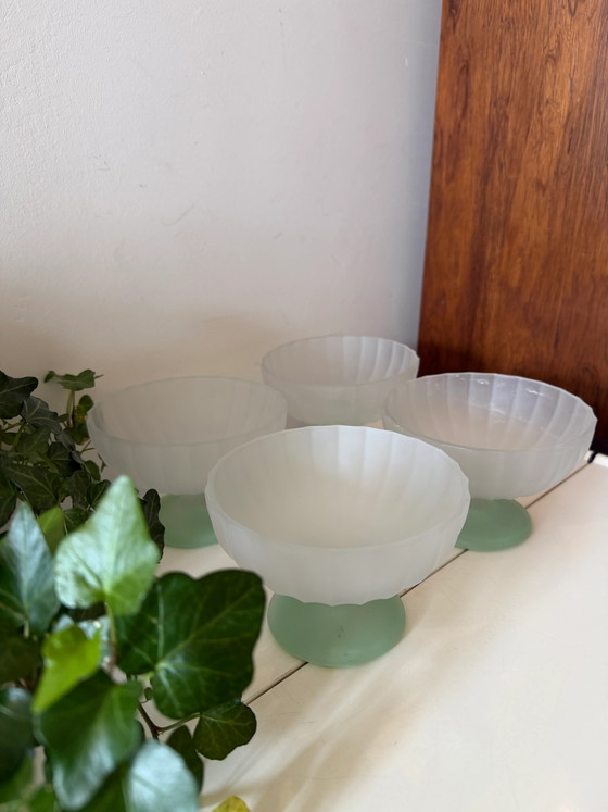 Juego de 4 copas de opalina italianas – Sofás (Couches), Vintage (photo 2 of 5)