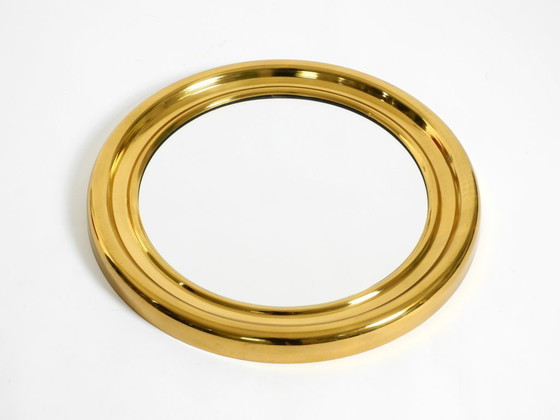 Image 1 of Bellissimo e pesante specchio rotondo in ottone italiano degli anni '60.