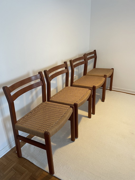 4 stoelen in mid-century stijl uit de jaren 60, gemaakt van teakhout en riet.