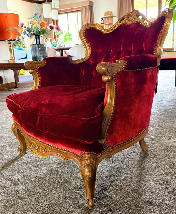 Poltrona classica antica, velluto rosso, cornice in legno ornata – Poltrone (photo 3 of 8)
