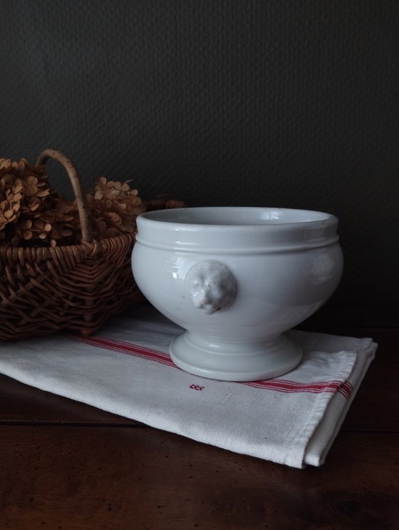 Image 1 of Pequeña sopera de porcelana gruesa con asas en forma de cabeza de león