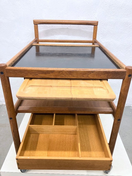 Image 1 of Dyrlund serveerwagen van eikenhout en resopal, Deens design uit de jaren 60/70.