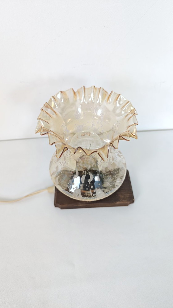 Lampe vintage en verre ambré, base en bois années 70, lampe de chevet, lampe tempête rétro, Sijaj Hrastnik (photo 4 of 7)