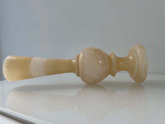 Image 1 of Vaso vintage in alabastro con dettagli decorativi – 32 cm