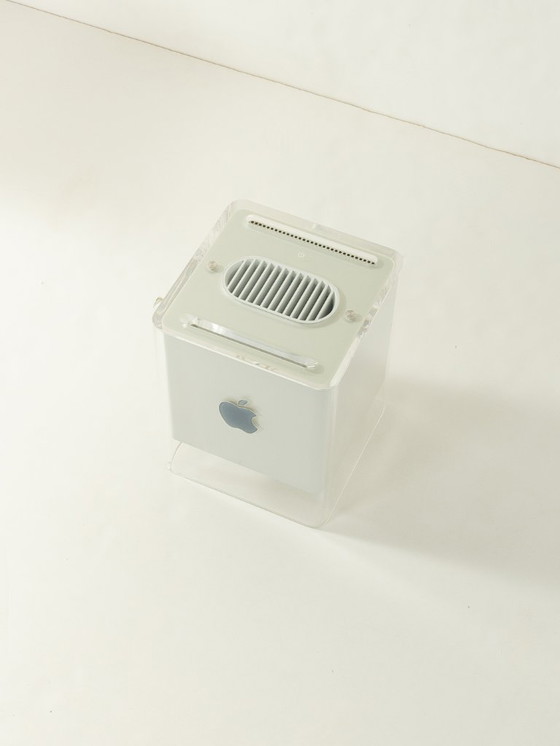 Image 1 of Power Mac G4 Cube et écran Studio 17 pouces, Apple, années 2000, vintage