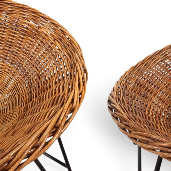 Image 1 of Pod Chairs – Een paar loungestoelen van rotan/riet op een metalen frame, 1970