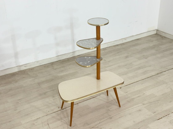 Image 1 of Vintage plantenstandaard uit het midden van de 20e eeuw | Niervormige tafel met meerdere lagen uit de jaren 60