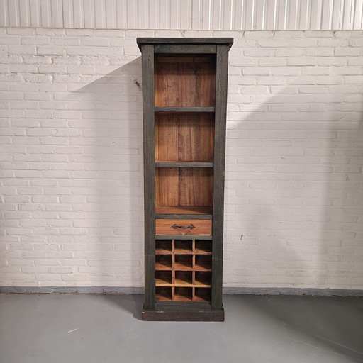 Armoire à vin en bois avec rangement