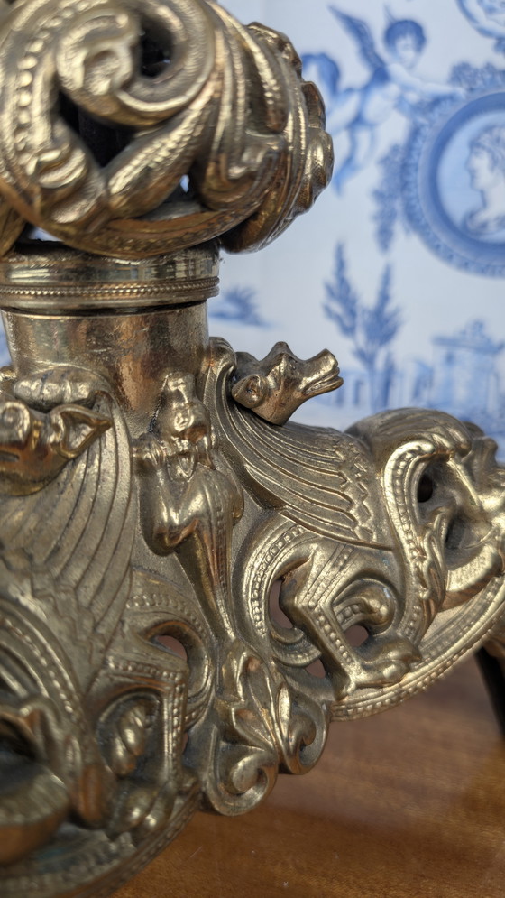 Image 1 of 19e eeuw Verguld bronzen kaarsenhouder met waterspuwers Neo Middeleeuwse stijl