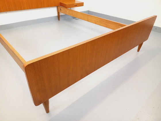 Image 1 of Lit double vintage style scandinave en teck des années 60 avec chevets suspendues et lampes intégrées