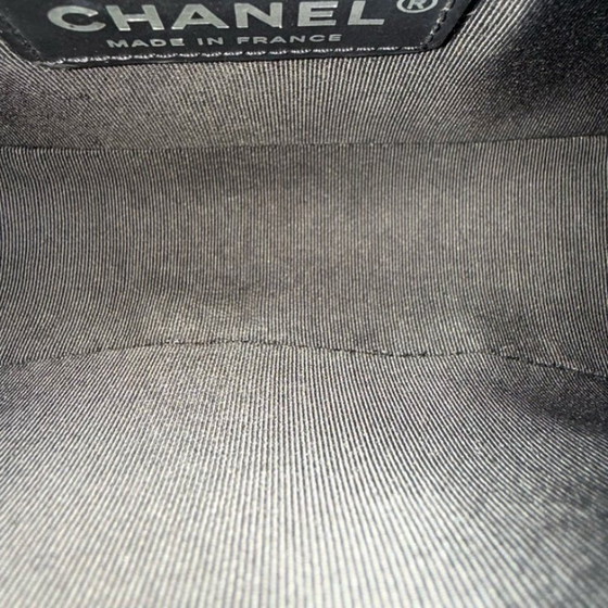 Image 1 of Chanel Boy Small - Pelle di vitello martellata trapuntata color caviale, finiture in rutenio argentato.