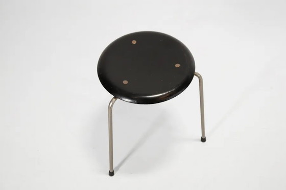 Very early edition Arne Jacobsen DOT stool model 3170 by Fritz Hansen – Wood, Brass, Vintage (photo 3 of 8)