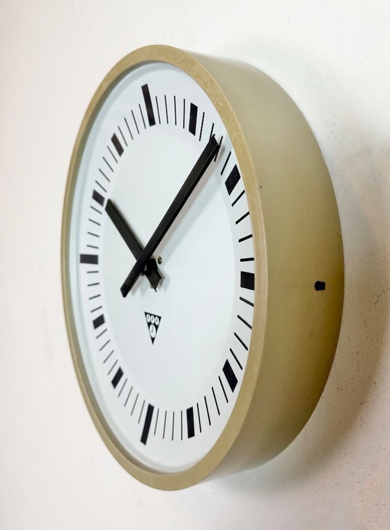 Image 1 of Industriële beige bakelieten wandklok van Pragotron, jaren 70