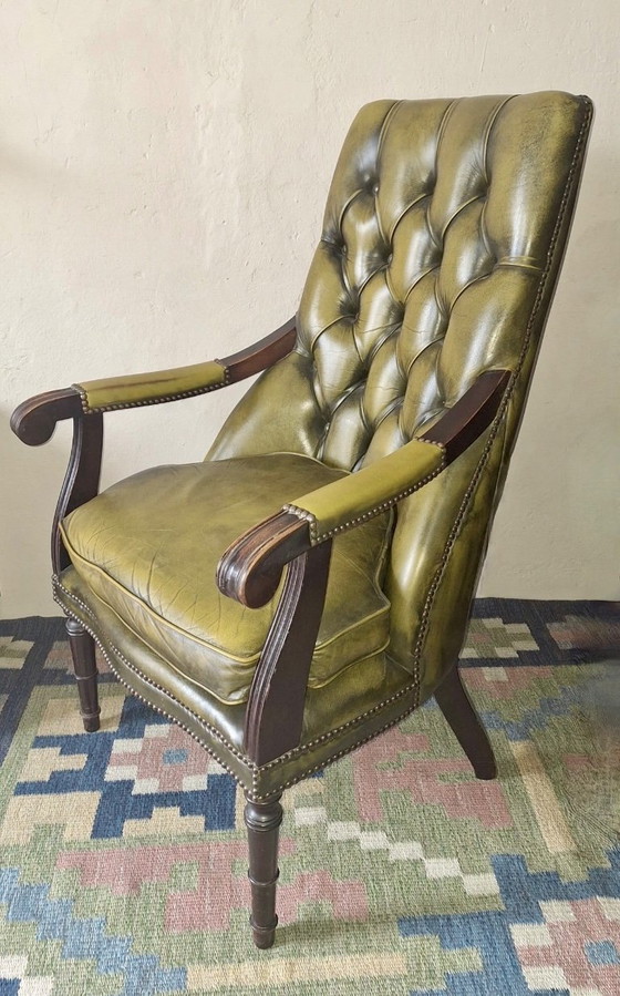 Image 1 of Silla de biblioteca Chesterfield de cuero capitoné verde oliva, década de 1970