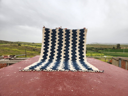 Blauw & Ivoor Beni Ouarain tapijt 274x208 cm – Handgemaakt Marokkaans wollen tapijt – Modern gestreept Berberdesign